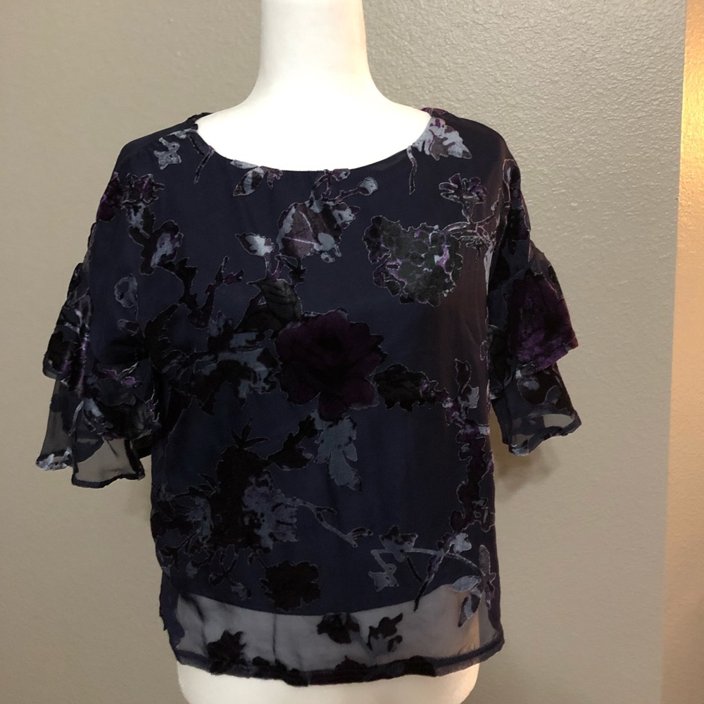 ❤️❤️Beautiful navy top with velvet